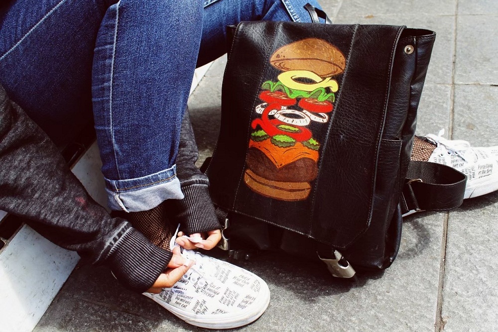 Jasa custom painting Ornare Industry bisa diaplikasikan pada berbagai bahan dan medium